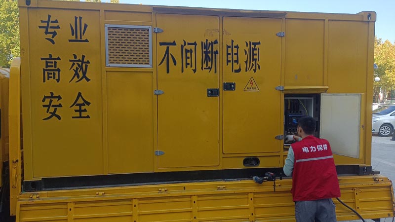 云南柴油发电机组和UPS电源配合使用时，如何避免切换过程中的电力中断？